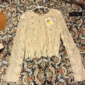 Small long-sleeved top. Flared sleeves.